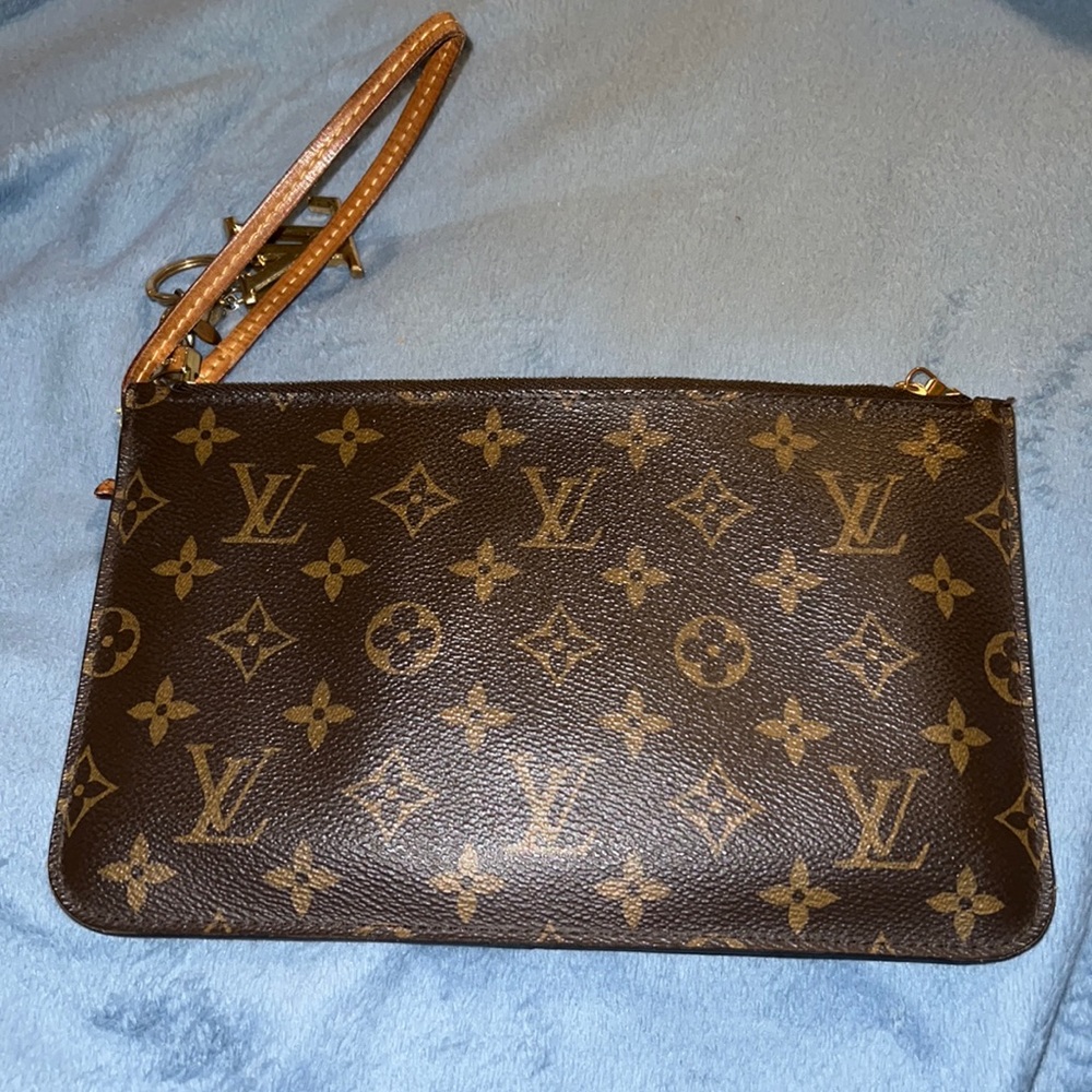 Lv clutch authentic
